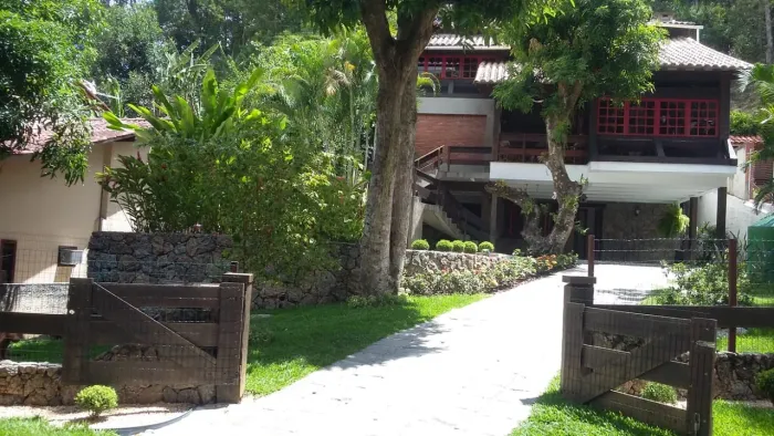 Casa 5 qtos piscina sauna e churrasqueira Condomínio Uba II