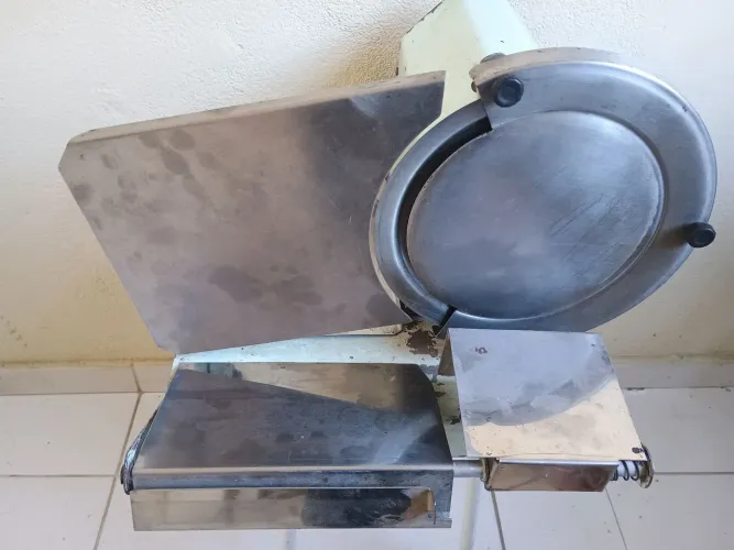 Fatiador de frios profissional funcionando perfeitamente