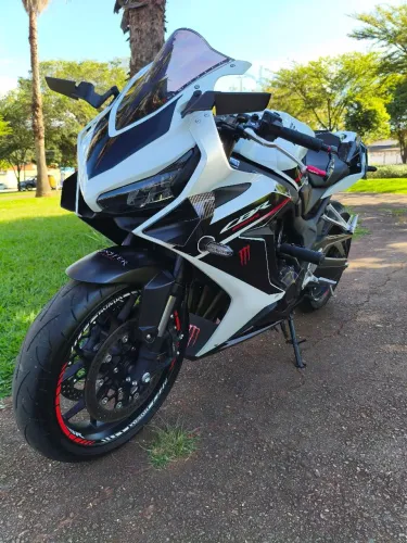Honda CBR 650R 2024 c/ acessórios.