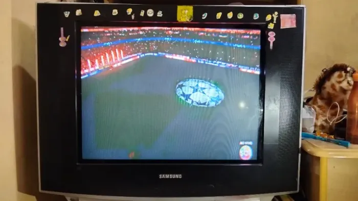 Vendo está tv de médio porte funcionando perfeitamente mais conversor digital