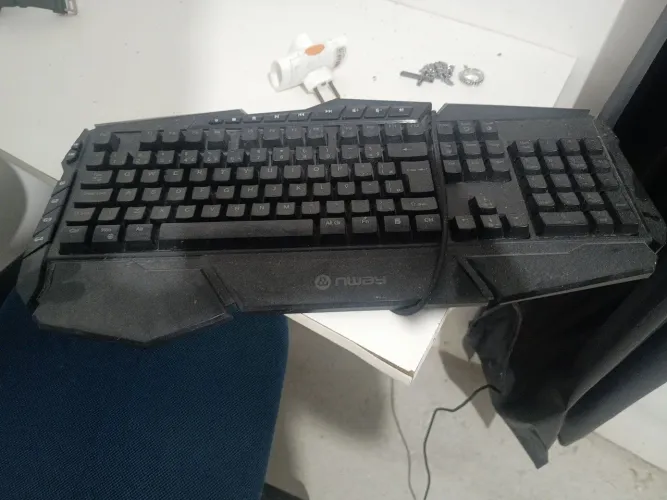 Teclado seminovo nway e tem led que brilha