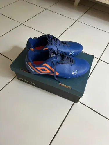 Chuteira umbro 