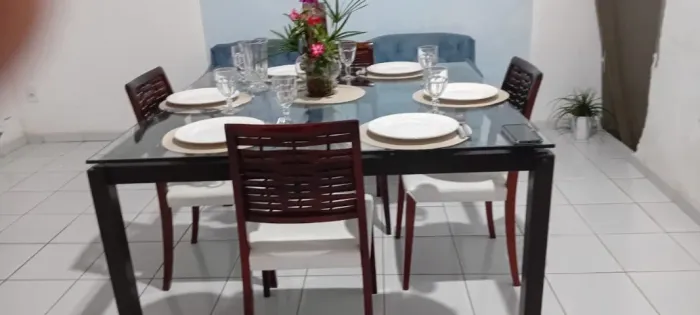 Mesa de jantar 6 lugares.