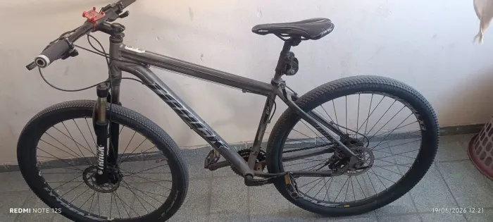 Vendo uma bicicleta K7 baike freio a óleo freio a disco aro 29