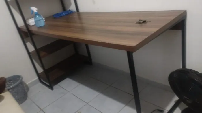 Escrivaninha com estante acoplada