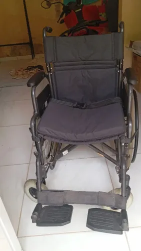 Vende-se cadeira de roda F: *51 whatsapp