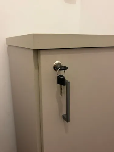 2 armários de escritório com chave