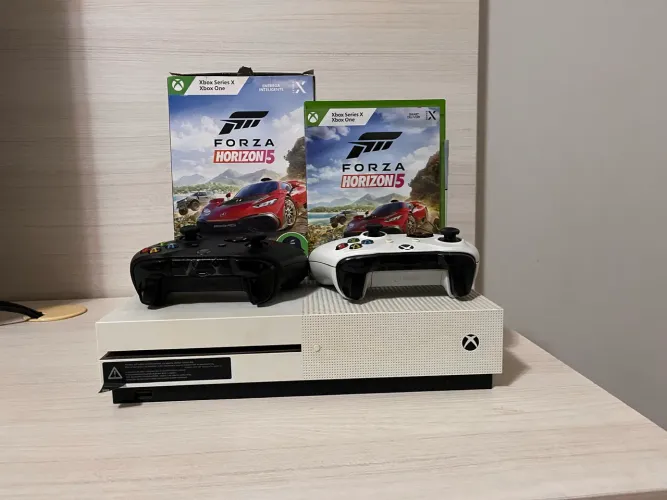 Xbox one S 512gb + Forza Horizon 5 + 2 controles