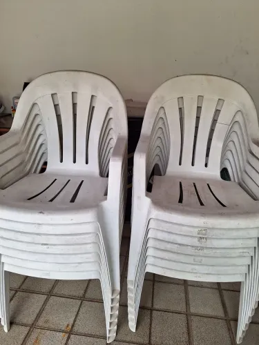 Cadeiras de plástico usadas 