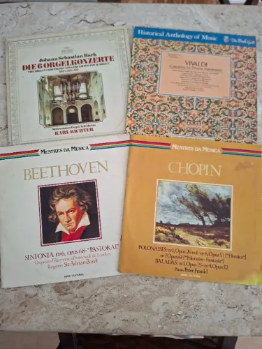 Discos de música clássica (Chopin, Beethoven, Bach e Vivaldi)