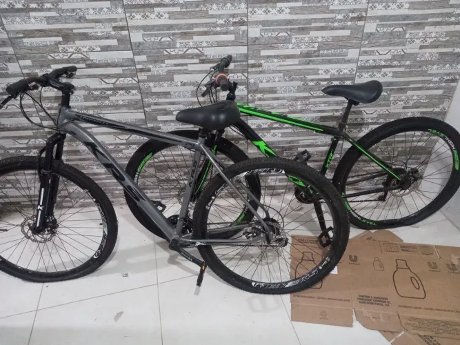 VENDE-SE DUAS BICICLETAS NOVAS SEM USO ARO 29 QDRO 21
