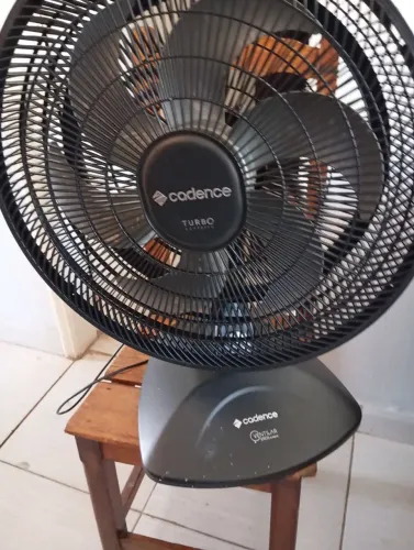 Ventilador Cadence 40 centímetros com 6 hélices.