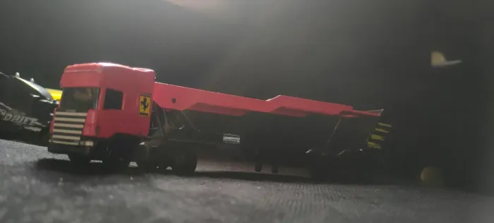 1 Carreta segonha Scania muito detalhada toda de metal + 2 Ferrari's F-40 