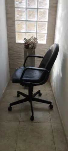 Cadeira Giratória c/ um Detalhe Bem Pequeno, porém totalmente Funcional!