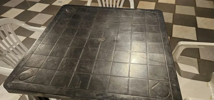 Jogo de mesa e 4 cadeiras de plástico