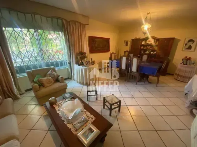 São Francisco: Casa Linear com 4 Quartos e Churrasqueira