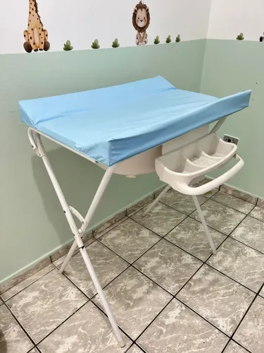 Banheira de bebê com suporte e trocador 