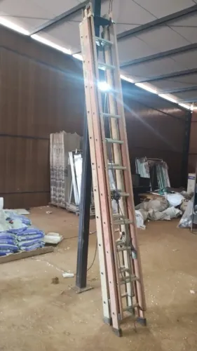 ESCADA RETA FIBRA DE VIDRO 19 DEGRAUS 6 MTS