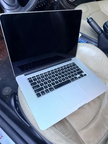 MacBook Pro 15 Modelo: A1398 com defeito para peças.Não liga. Tela está boa