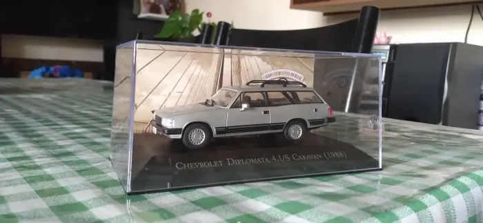 Miniatura Caravan 1/43