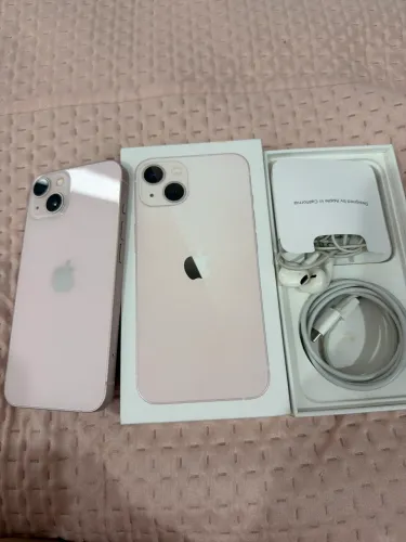 iPhone 13 com caixa e acessórios