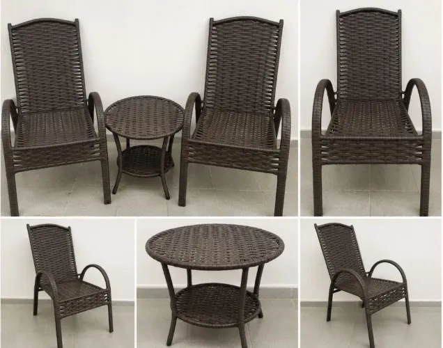 Conjunto de cadeiras e mesa em fibra sintética marrom