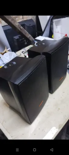 Par de caixas jbl 30 centímetros de altura boca de 6 toca bem 