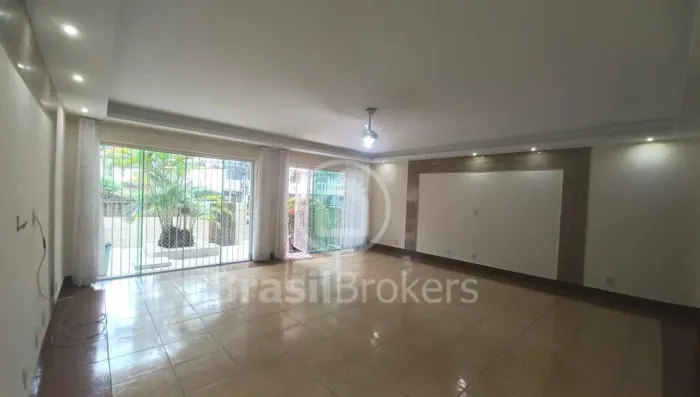 EXCELENTE CASA COM PISCINA PRÓXIMA AO SHOPPING ILHA PLAZA