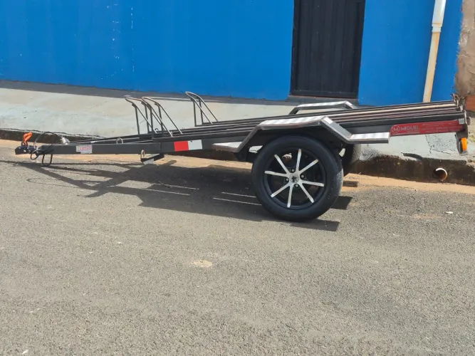 Carreta para 3 motos.