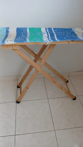 Tábua de passar roupas.