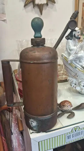 Antigo pulverizador ou borrifador manual em cobre
