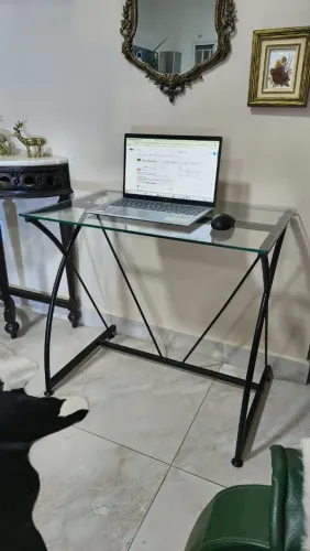 Mesa para Computador ou Escritório com Tampo de Vidro e Estrutura de Metal