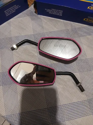 Vendo este retrovisor da cor rosa estilosa em perfeito estado so chama no zap *83