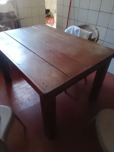 Mesa de madeira de gravata de seis lugares sem as cadeiras