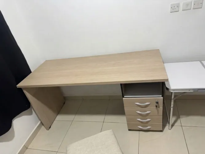 Mesa escrivaninha com 4 gavetas