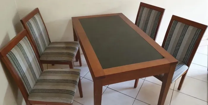 Mesa de Jantar Madeira Maciça com tampo em vidro escuro + 4 Cadeiras Estofadas - R$ 890