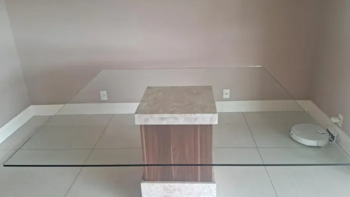 Mesa de jantar 1,50 x 1,50 com 8 cadeiras - excelente estado