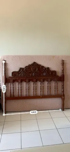 Cama de madeira e o colchão