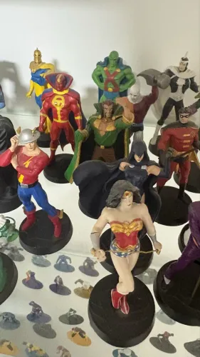 Bonecos super heróis colecionáveis 