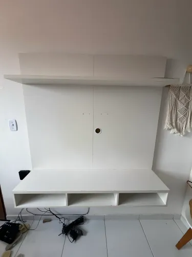 Painel para TV com prateleira e nichos - Branco
