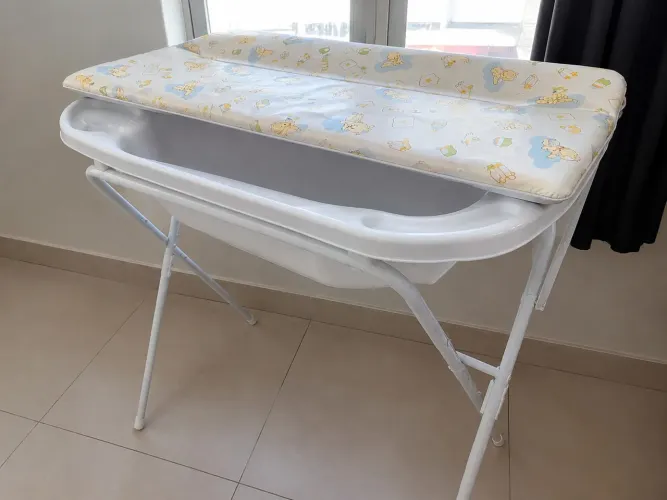 Banheira de Bebê com Suporte e Trocador - Conservada