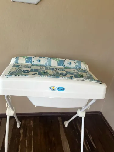 Banheira de bebê e cadeirinha de alimentação