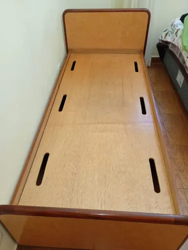 Cama de madeira, solteiro, com baú