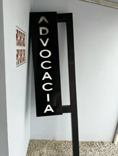 Placa Comercial em ACM - Dupla Face com Pedestal 