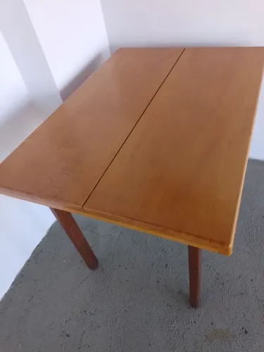 Vende se uma mesa de madeira maciça