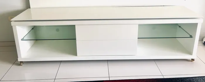 Mudança: Rack para Sala em Laca Branca com Vidro e Rodízios - 2,20 m (Impecável!)