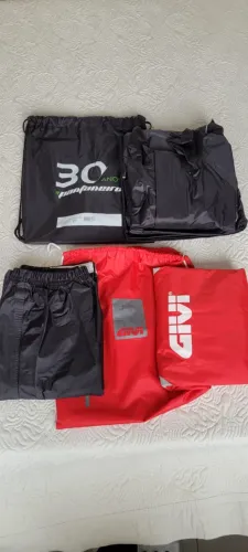 Capa Chuva Gola Alta Nylon da Givi/Tam M ($180)+C.Chuva Nylon Pantaneiro Fem/Tam P ($100)