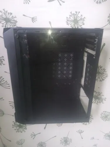 Pequeno gabinete gamer