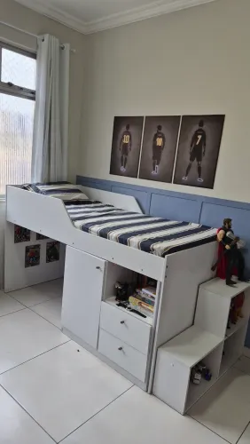 Cama alta multiuso com mesa de estudos em MDF