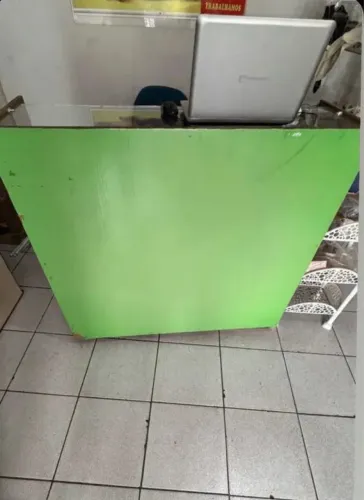 Balcão Grande com Tampo de Vidro e gavetas